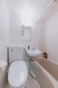 大阪市にあるOKINI HOTEL nambaの白いバスルーム(トイレ、シンク付)