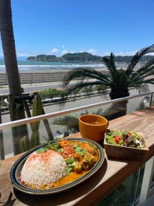 einen Tisch mit einem Teller Reis und einem Salat in der Unterkunft GOOD MORNING ZAIMOKUZA in Kamakura