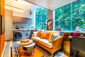salon z kanapą i kuchnią w obiekcie Yunga Yee Tsui Apartments云嘉倚翠公寓 w Guangzhou