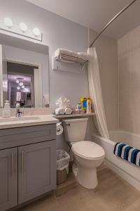 Ένα μπάνιο στο Mountain View One Bedroom Vacation Suite - WindTower 119