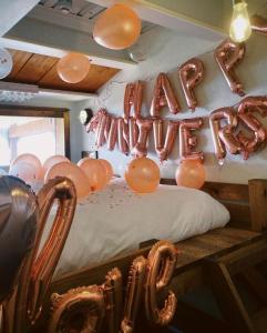 a room with a bed with a sign that says happy anniversary at GOOD MORNING ZAIMOKUZA in Kamakura