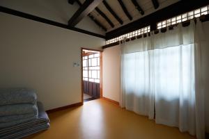 Gongju的住宿－Bonghwangjae Hanok Guesthouse，带沙发和窗户的客厅