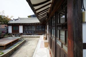 Gongju的住宿－Bonghwangjae Hanok Guesthouse，享有带庭院的建筑的外部景色