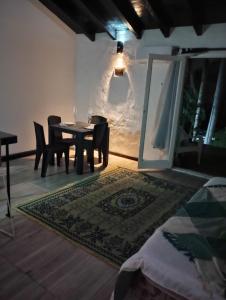 un comedor con mesa y sillas en una habitación en Cabañas las palmeras en Don Torcuato
