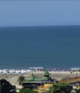 - Vistas a una playa con sombrillas y al océano en Martinique1621, en Cartagena de Indias