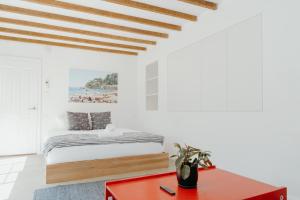 1 dormitorio con cama y escritorio rojo en Massinger Views, en Byron Bay 26 fotos más