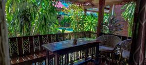 ジョムティエンビーチにあるMy dream house resortの植物の置かれたポーチにテーブルと椅子