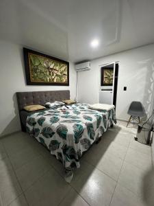 ein Schlafzimmer mit einem Bett in einem Zimmer in der Unterkunft Habitacion Donde Anita in Florencia
