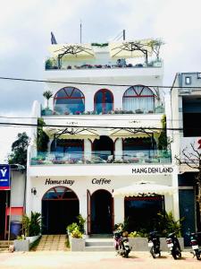 un bâtiment avec deux motos garées devant lui dans l'établissement Măng Đen Land - Homestay&Coffee, à Kon Von Kla