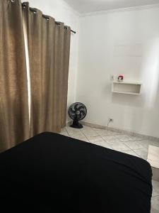 - une chambre avec rideau de douche dans l'établissement Casa Al Mare, à Itanhaém