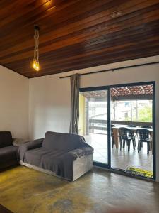 - un salon avec un lit et une salle à manger dans l'établissement Casa Al Mare, à Itanhaém
