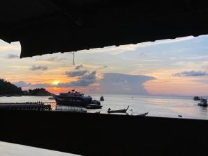 uma vista para uma praia com barcos na água em WaterMellow Hostel em Ko Tao