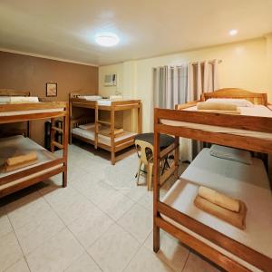 プエルト・プリンセサにあるBalayong Pensionの複数の二段ベッドが備わる客室です。