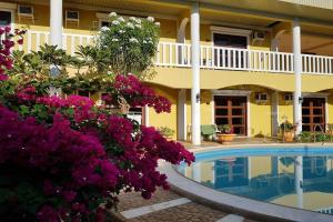 公主港的住宿－Hanbee's Resort，一座带游泳池和紫色鲜花的酒店