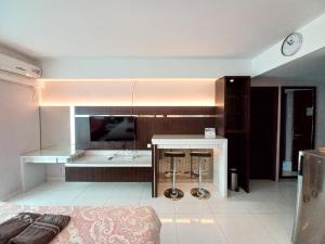 TV a/nebo společenská místnost v ubytování The Cabin Mataram City