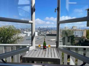 Una botella de vino sentada en una mesa en un balcón en 3BD 3BR CityView Central San Francisco -15 min walk from Castro station en San Francisco