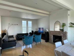 Seating area sa 3BD 3BR CityView Central San Francisco -15 min walk from Castro station