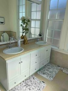 a bathroom with two sinks and a large mirror at 3BD 3BR CityView Central San Francisco -15 min walk from Castro station in San Francisco