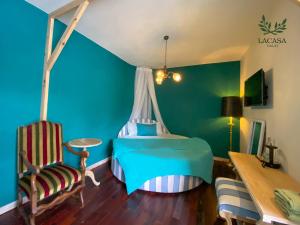 ein Schlafzimmer mit einem Bett, einem Tisch und einem Stuhl in der Unterkunft Lacasa May in Da Lat