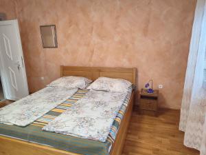 Posteľ alebo postele v izbe v ubytovaní Holiday home in Balatonszarszo 45813