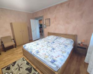 Posteľ alebo postele v izbe v ubytovaní Holiday home in Balatonszarszo 45813