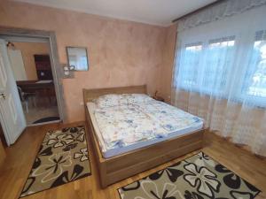 Posteľ alebo postele v izbe v ubytovaní Holiday home in Balatonszarszo 45813