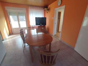 Televízia a/alebo spoločenská miestnosť v ubytovaní Holiday home in Balatonszarszo 45813
