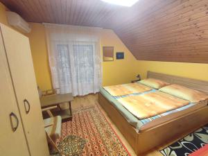 Posteľ alebo postele v izbe v ubytovaní Holiday home in Balatonszarszo 45813