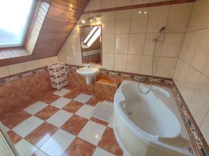 Kúpeľňa v ubytovaní Holiday home in Balatonszarszo 45813