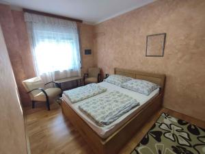 Posteľ alebo postele v izbe v ubytovaní Holiday home in Balatonszarszo 45813