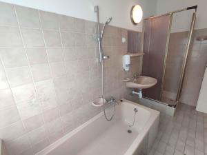 Kúpeľňa v ubytovaní Holiday home in Balatonszarszo 45813