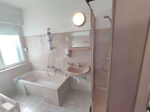 Kúpeľňa v ubytovaní Holiday home in Balatonszarszo 45813