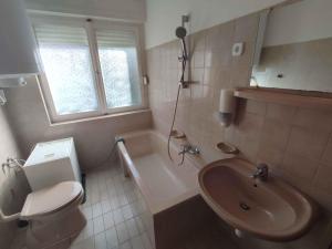 Kúpeľňa v ubytovaní Holiday home in Balatonszarszo 45813