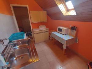 Kuchyňa alebo kuchynka v ubytovaní Holiday home in Balatonszarszo 45813