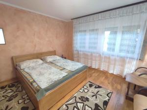 Posteľ alebo postele v izbe v ubytovaní Holiday home in Balatonszarszo 45813