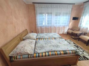 Posteľ alebo postele v izbe v ubytovaní Holiday home in Balatonszarszo 45813
