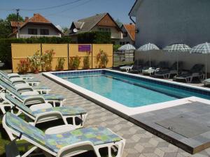 Bazén v ubytovaní Holiday home in Balatonszarszo 45813 alebo v jeho blízkosti