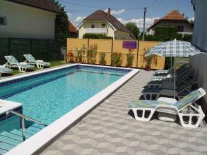 Bazén v ubytovaní Holiday home in Balatonszarszo 45813 alebo v jeho blízkosti