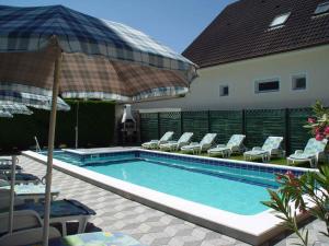 Bazén v ubytovaní Holiday home in Balatonszarszo 45813 alebo v jeho blízkosti