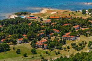 una vista aérea de un pueblo con casas y el océano en Apartments in Umag - Istrien 11902 en Umag