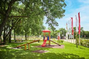 un parque infantil con tobogán en Apartments in Umag - Istrien 11902 en Umag