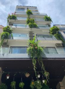 un edificio con macetas al costado. en Ale Nha Trang Hotel en Nha Trang