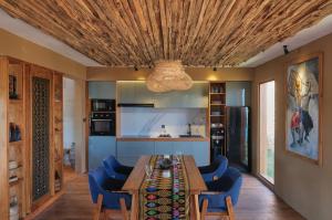 una sala da pranzo con tavolo e sedie blu di TUNAK Resort Lombok a Bumbang