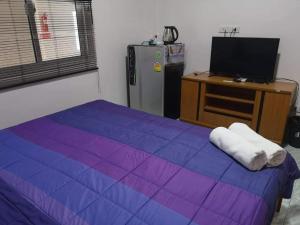 Кровать или кровати в номере Baan Sabaijai Viking Home