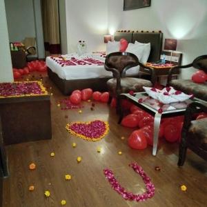 una camera da letto con un letto con molti fiori sul pavimento di Hotel Borderland ad Amritsar