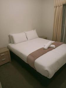 Ліжко або ліжка в номері Comfortable 3-bedroom home with two car garage