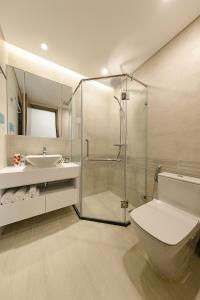 een badkamer met een douche, een toilet en een wastafel bij Lynn House Metropolis 2Bedrooms Cozy - nearLotte Daewoo in Hanoi