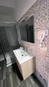 bagno con lavandino e specchio di ALMA B&B Cosenza CENTRO a Cosenza