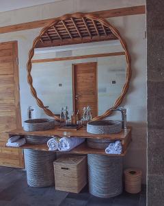 un bagno con due lavandini e un grande specchio di TUNAK Resort Lombok a Bumbang