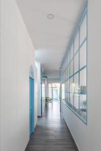 un corridoio vuoto in un edificio di uffici con porte in vetro di Cô Tư's Homestay a Phan Thiet